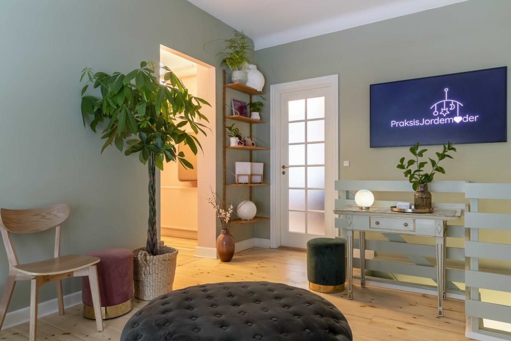Reception and waiting area at Praksisjordemoder, our midwife clinic