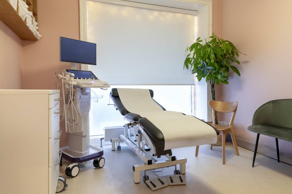 Ultrasound and examination room at Praksisjordemoder, our midwife clinic