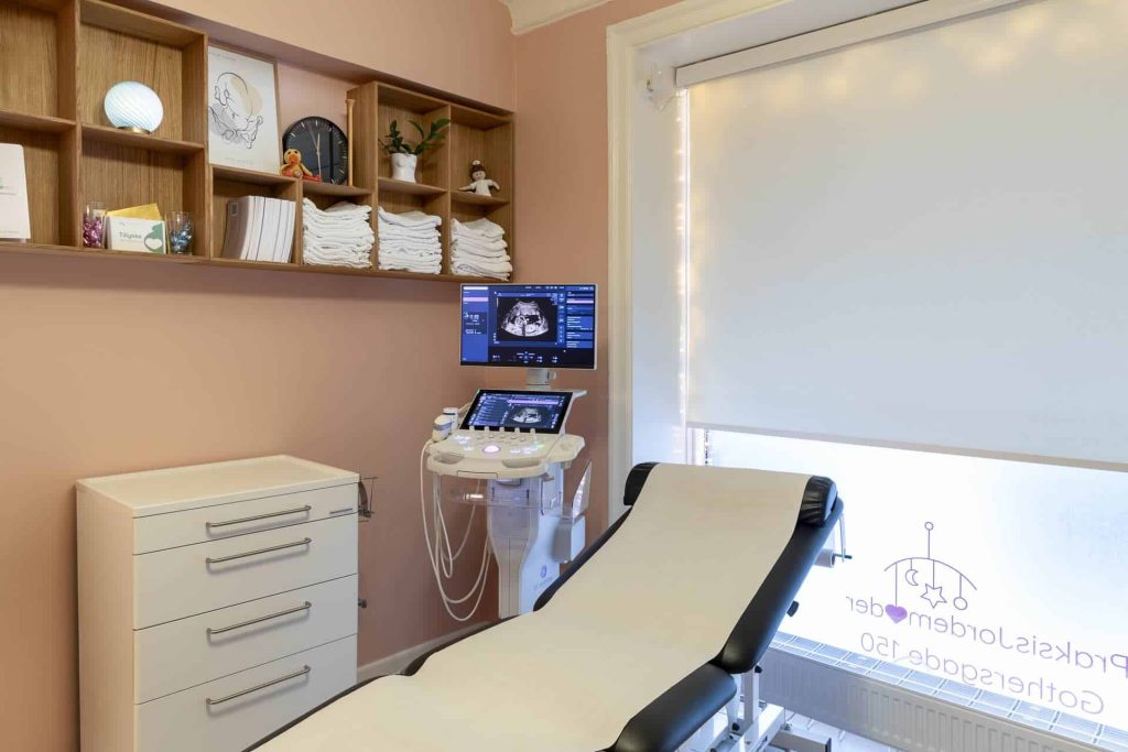 Examination couch and ultrasound screen at Praksisjordemoder