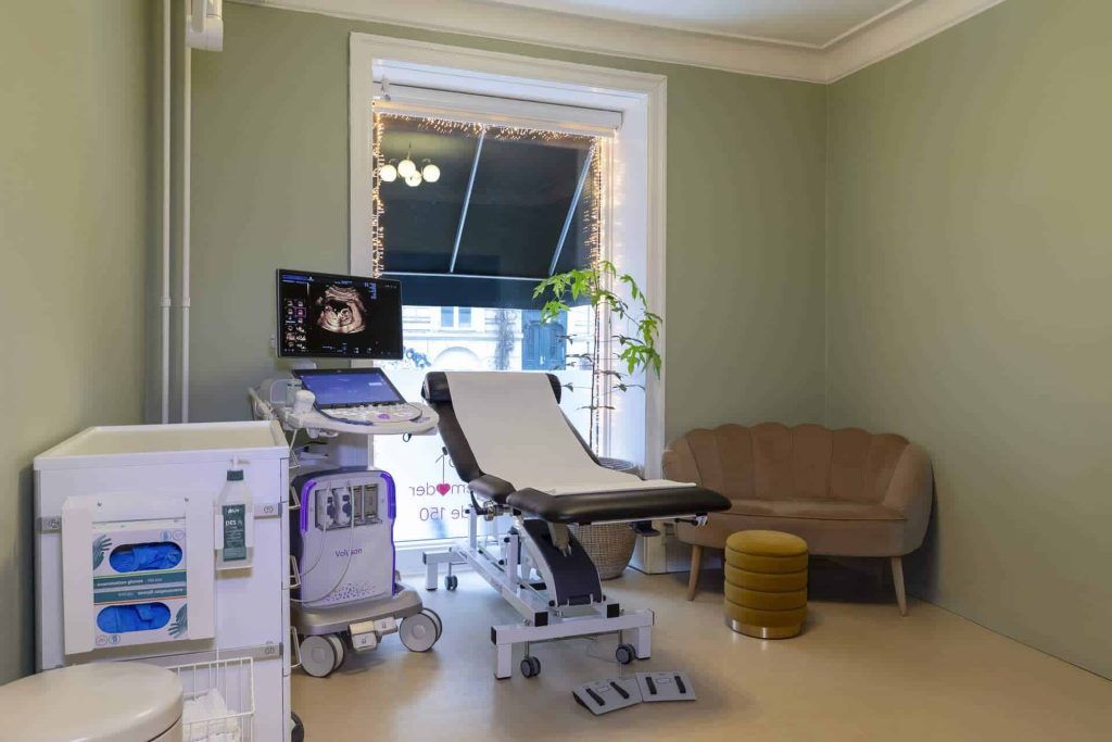 Ultrasound scanner and examination couch at Praksisjordemoder